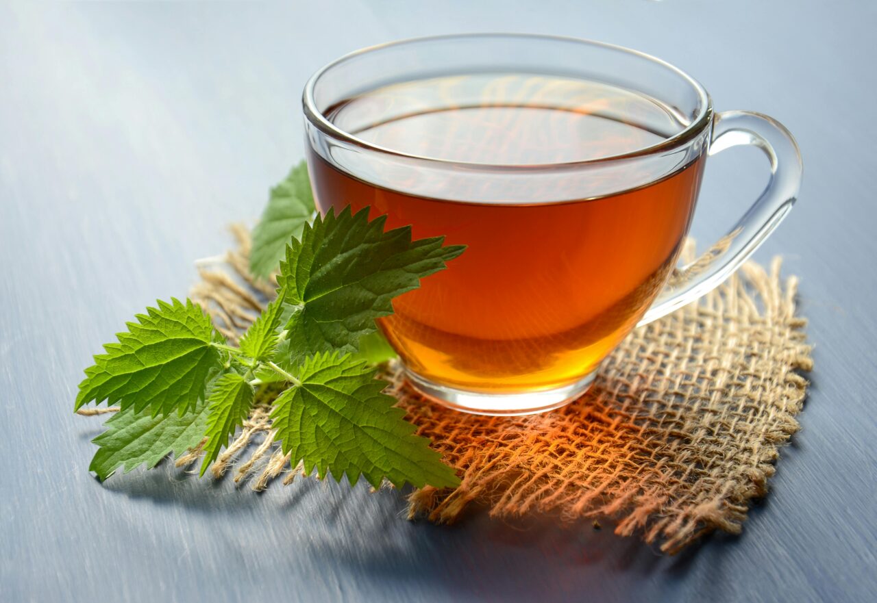 Einmal ausprobieren: mit einem Kräutertee statt mit einem Kaffee in den Tag starten